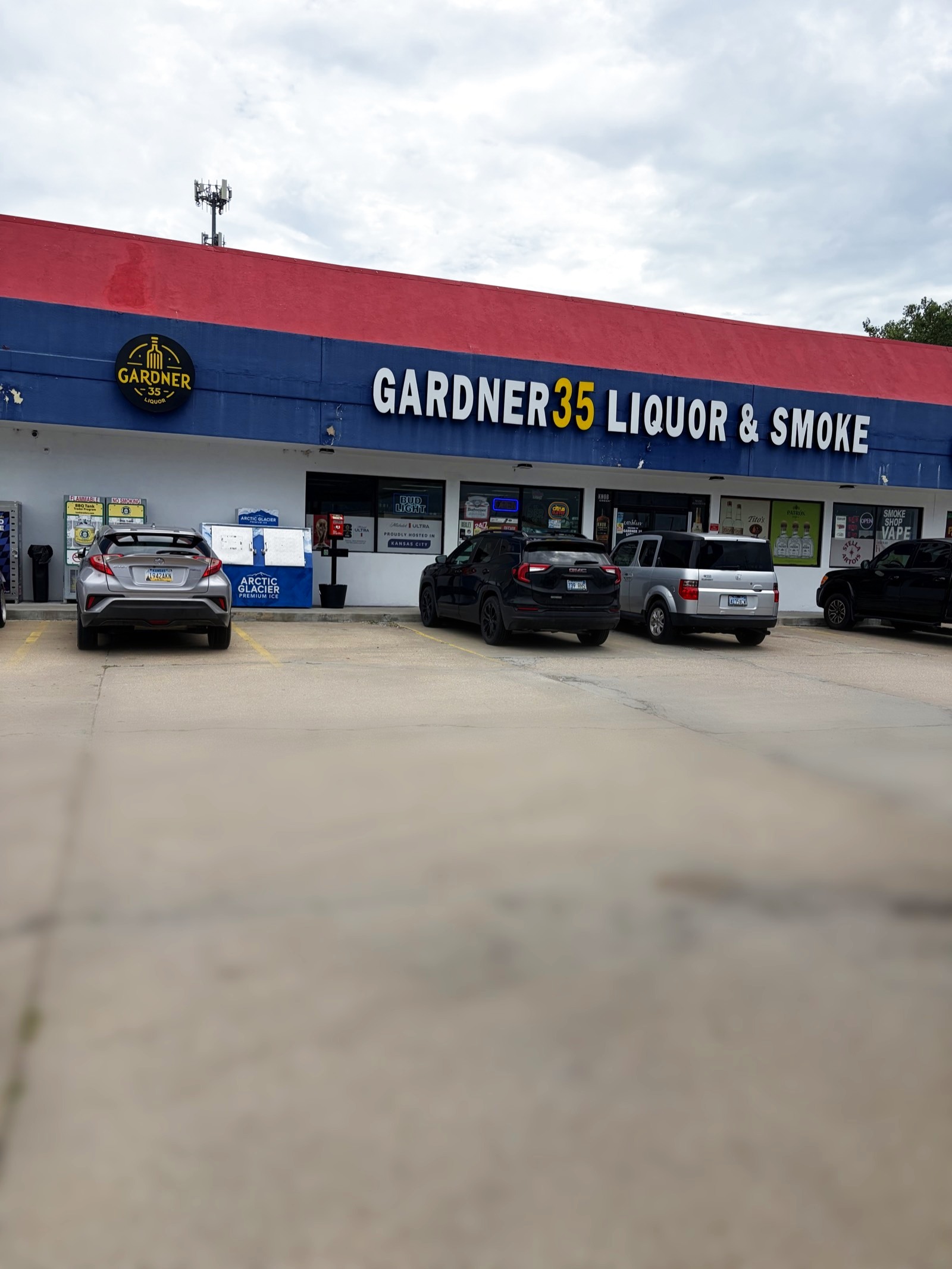Gardner 35 Liquor and Smoke storefront
